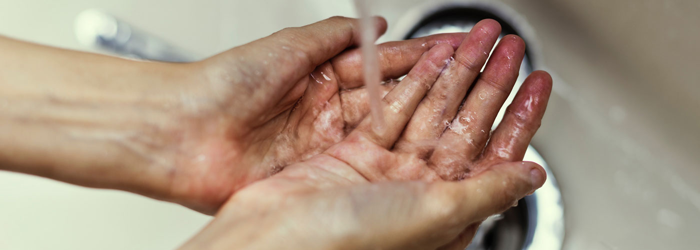 persona lavando sus manos