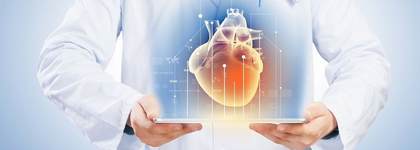 Medium close up de hombre con bata médica sosteniendo una pantalla con diagrama de corazón