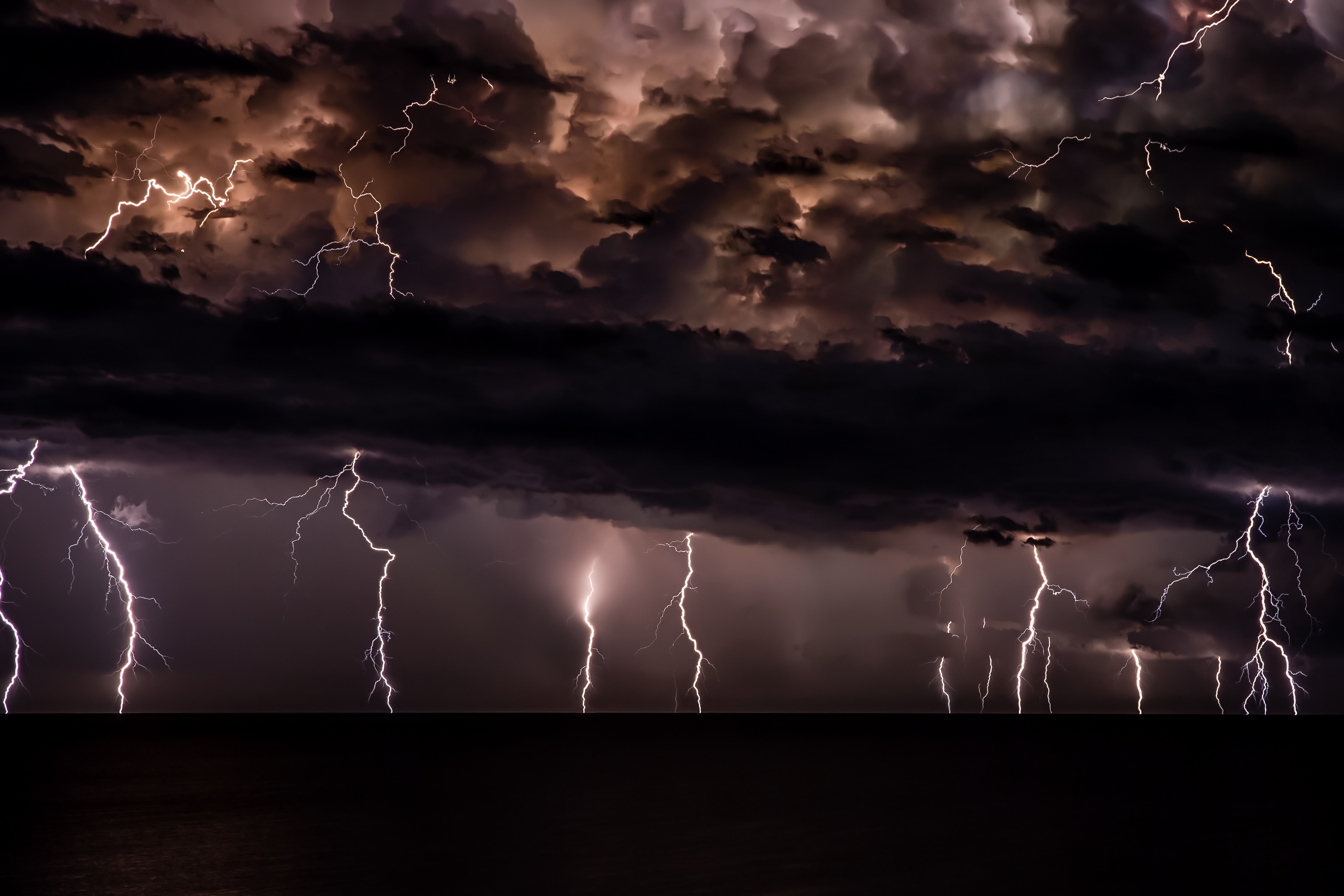 tormenta eléctrica con una toma nocturna y relámpagos